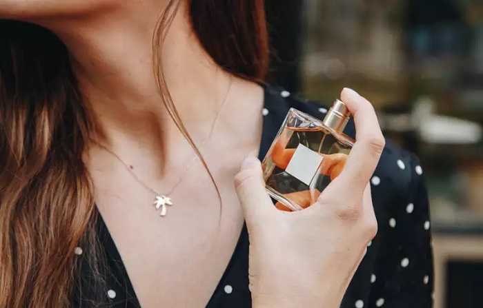 اسپری کردن عطر به روش صحیح
