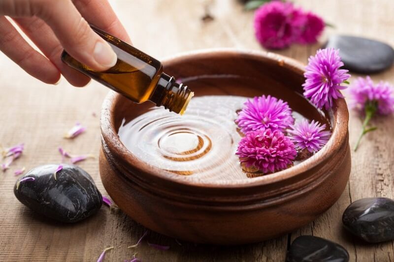 از روغن و یا اسانس چه گیاهانی در رایحه درمانی یا آروماتراپی (aromatherapy) استفاده می‌شود؟
