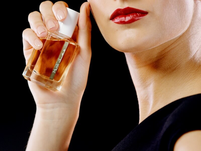 توصیه‌هایی برای ماندگاری بیشتر عطر مناسب پوست خشک