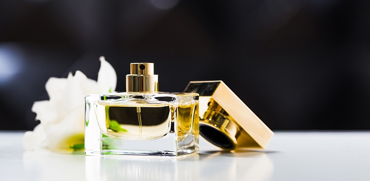 راه‌های ماندگار کردن عطر{15 نکته طلایی برای اینکه ماندگاری عطرتان زیاد شود}